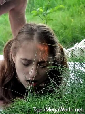 Hottie Gets A Fuck In Forest